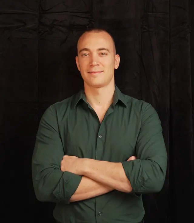 Javier Gilzam, fundador de Pc Emprende, con camisa verde y los brazos cruzados.