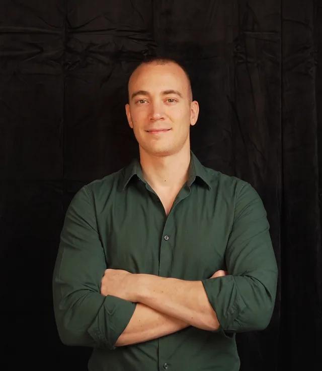 Javier Gilzam, fundador de Pc Emprende, con camisa verde y los brazos cruzados.