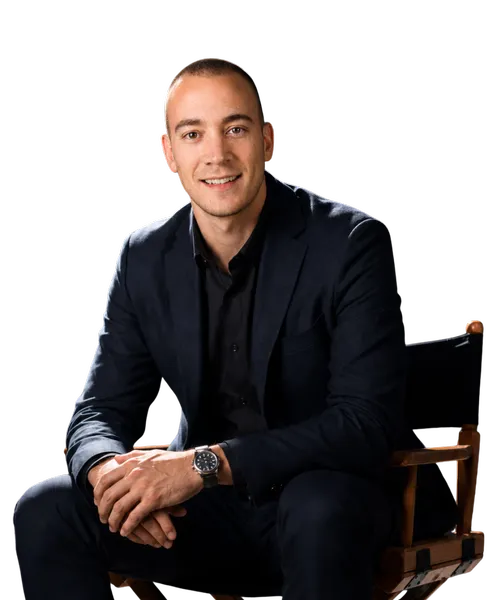 Javier Gilzam, de Pc Emprende, sentado y sonriendo