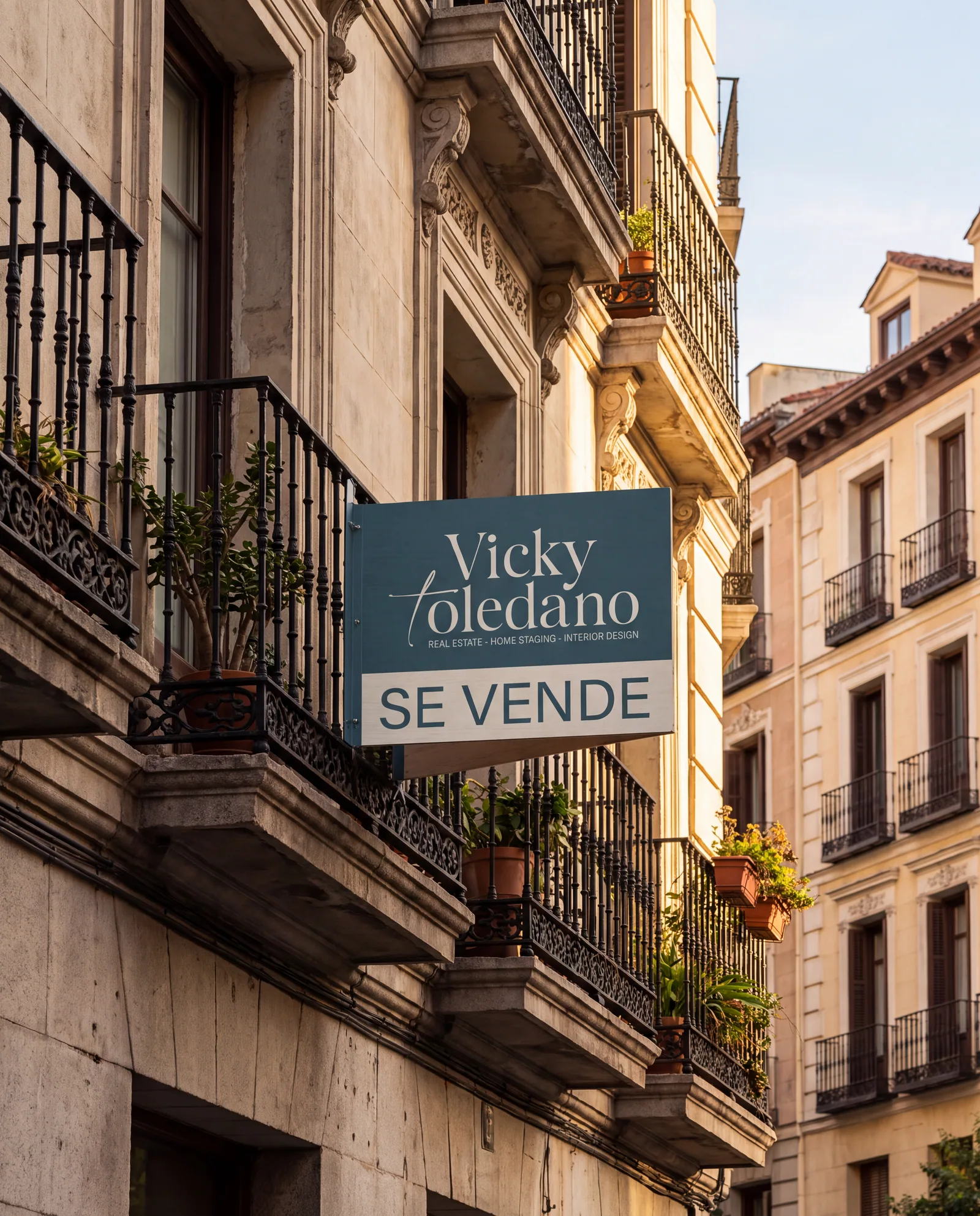 Victoria Toledano · Cartel en fachada